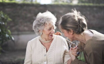 ดูแลผู้สูงอายุที่บ้านหรือศูนย์ดูแลผู้สูงอายุ แบบไหนเหมาะกว่ากัน? Winest Rama 2